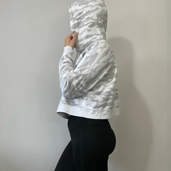 🌿 Calvin Klein Jeans Camo Crop Hoodie - Woman’s Size Medium 🌈 - Picture 3 of 11